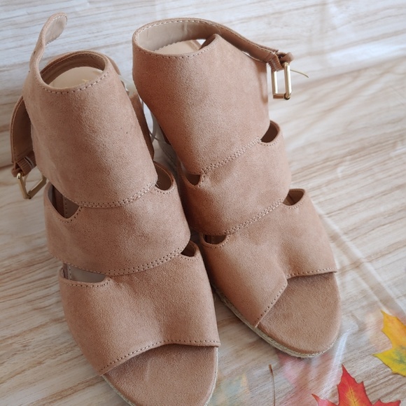 Apt. 9 Defined Comfort Wedges Size 9 MED - Picture 3 of 7